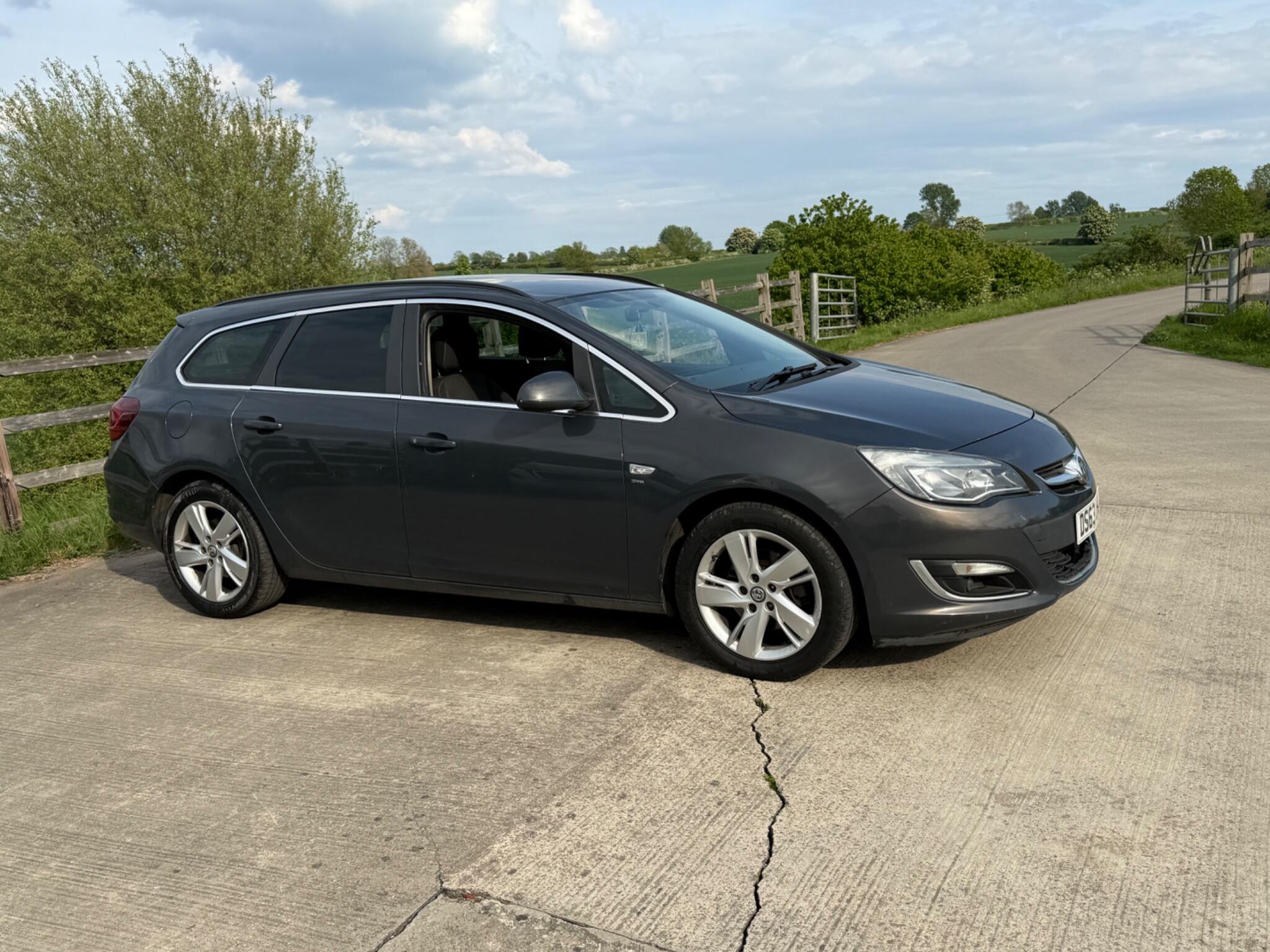 Vauxhall Astra 1.7 CDTi ecoFLEX SRi Sports Tourer Euro 5 5dr — photo 70 of 86